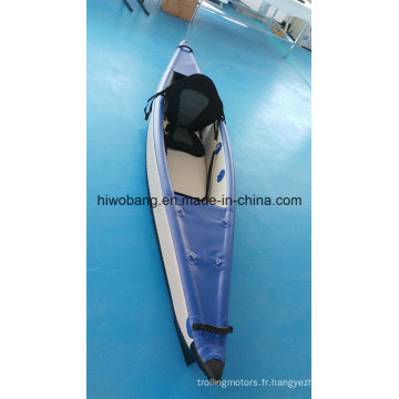 Kayak gonflable au point de dépôt pour l&#39;océan